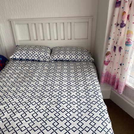 Barbie House ,Opposite The Beach & Paignton Pier , 2 Bedroom Apartment With Private Car Space & Garden , Free Access Next Door To The Stunning Ballet & Make Up School & A Beautiful Ladys Beauty Salon (Adults Only) Ngoại thất bức ảnh