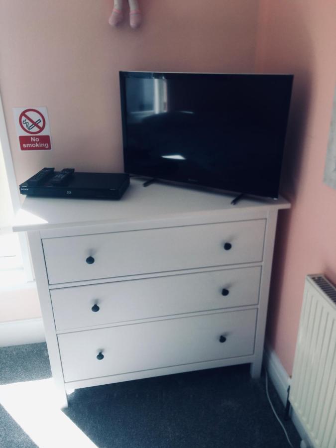 Barbie House ,Opposite The Beach & Paignton Pier , 2 Bedroom Apartment With Private Car Space & Garden , Free Access Next Door To The Stunning Ballet & Make Up School & A Beautiful Ladys Beauty Salon (Adults Only) Ngoại thất bức ảnh