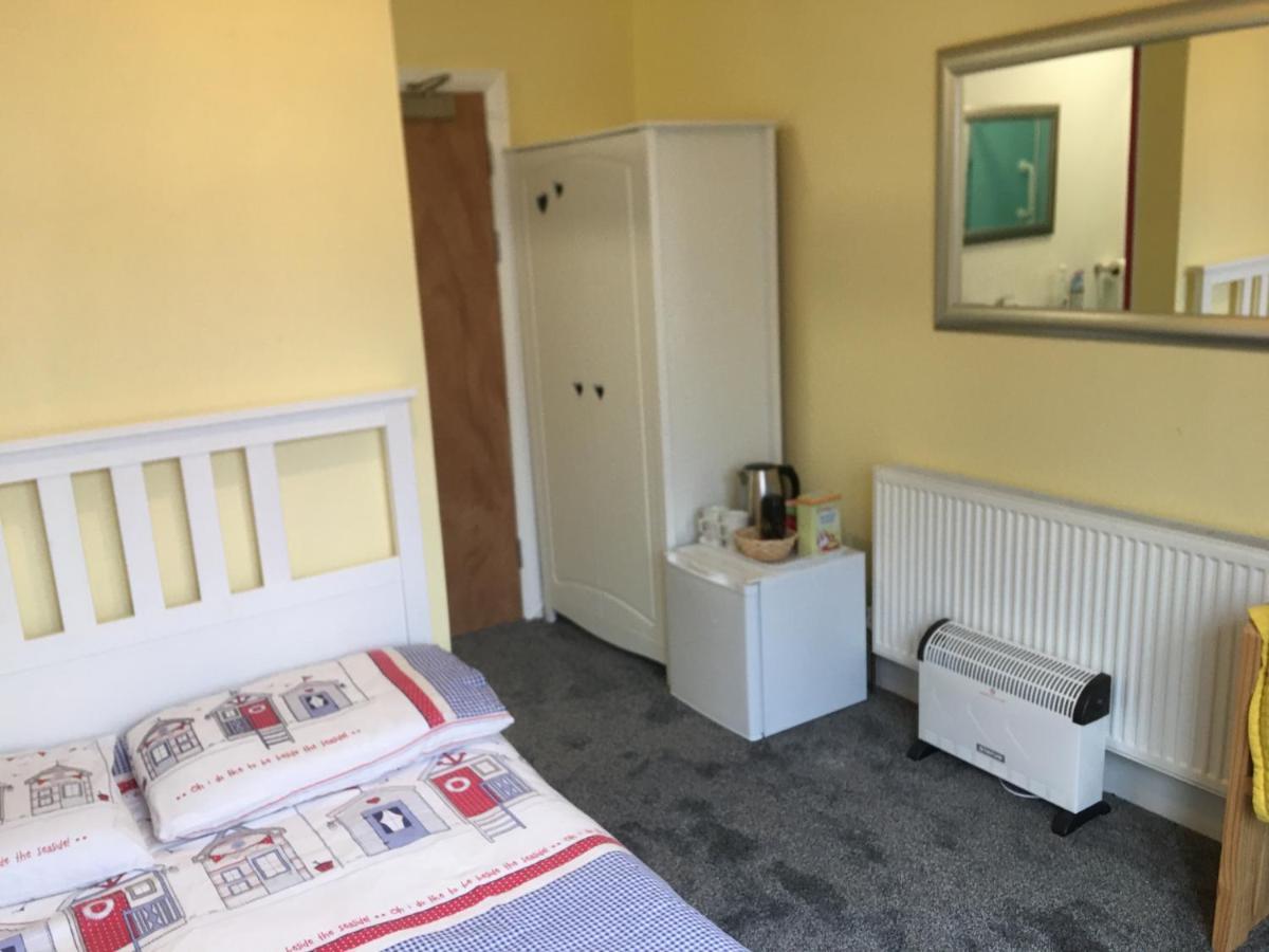 Barbie House ,Opposite The Beach & Paignton Pier , 2 Bedroom Apartment With Private Car Space & Garden , Free Access Next Door To The Stunning Ballet & Make Up School & A Beautiful Ladys Beauty Salon (Adults Only) Ngoại thất bức ảnh