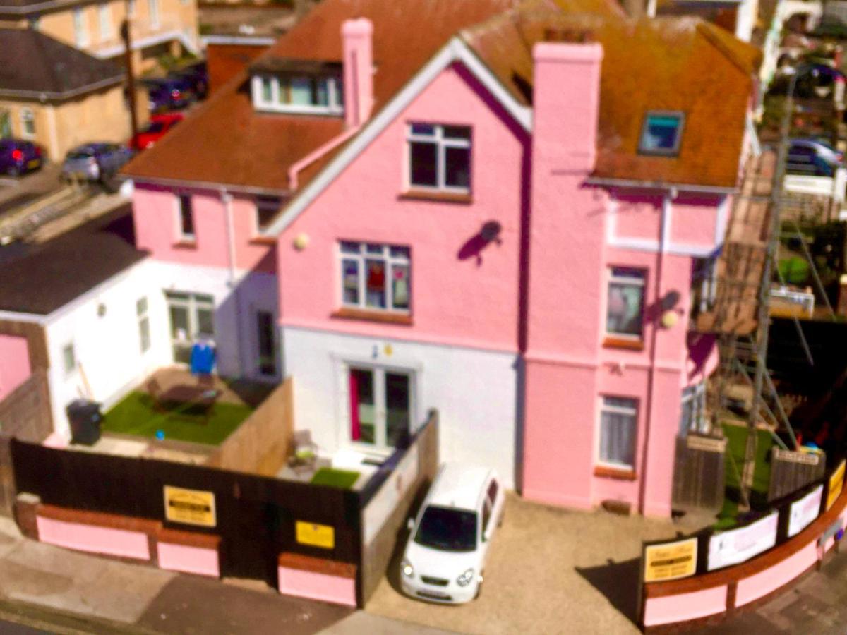 Barbie House ,Opposite The Beach & Paignton Pier , 2 Bedroom Apartment With Private Car Space & Garden , Free Access Next Door To The Stunning Ballet & Make Up School & A Beautiful Ladys Beauty Salon (Adults Only) Ngoại thất bức ảnh