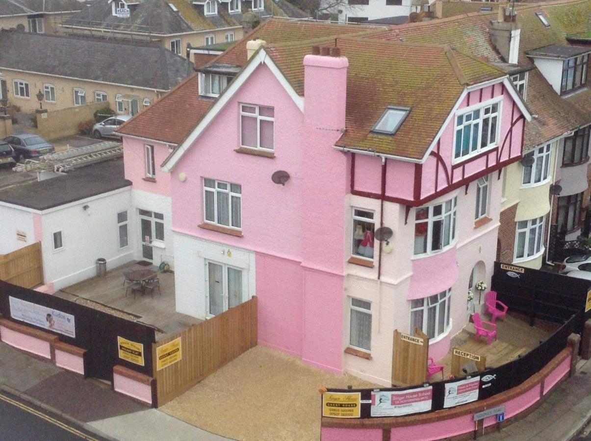 Barbie House ,Opposite The Beach & Paignton Pier , 2 Bedroom Apartment With Private Car Space & Garden , Free Access Next Door To The Stunning Ballet & Make Up School & A Beautiful Ladys Beauty Salon (Adults Only) Ngoại thất bức ảnh