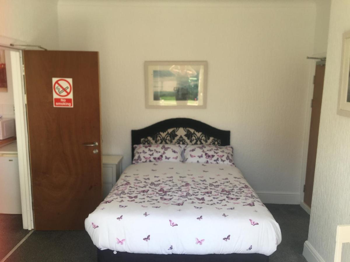 Barbie House ,Opposite The Beach & Paignton Pier , 2 Bedroom Apartment With Private Car Space & Garden , Free Access Next Door To The Stunning Ballet & Make Up School & A Beautiful Ladys Beauty Salon (Adults Only) Ngoại thất bức ảnh