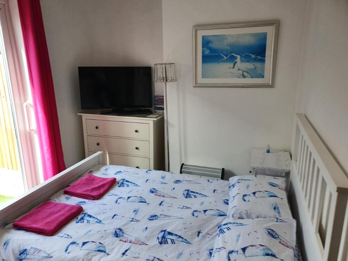 Barbie House ,Opposite The Beach & Paignton Pier , 2 Bedroom Apartment With Private Car Space & Garden , Free Access Next Door To The Stunning Ballet & Make Up School & A Beautiful Ladys Beauty Salon (Adults Only) Ngoại thất bức ảnh