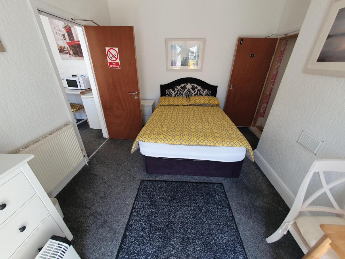 Barbie House ,Opposite The Beach & Paignton Pier , 2 Bedroom Apartment With Private Car Space & Garden , Free Access Next Door To The Stunning Ballet & Make Up School & A Beautiful Ladys Beauty Salon (Adults Only) Ngoại thất bức ảnh