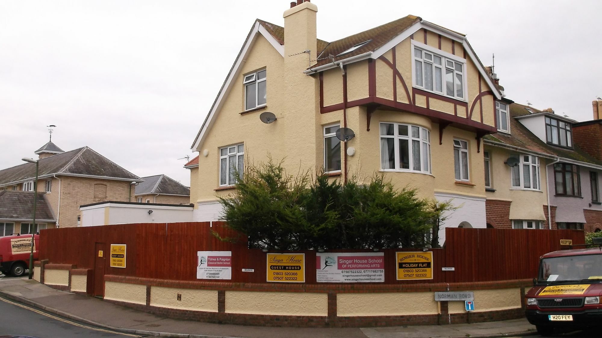 Barbie House ,Opposite The Beach & Paignton Pier , 2 Bedroom Apartment With Private Car Space & Garden , Free Access Next Door To The Stunning Ballet & Make Up School & A Beautiful Ladys Beauty Salon (Adults Only) Ngoại thất bức ảnh