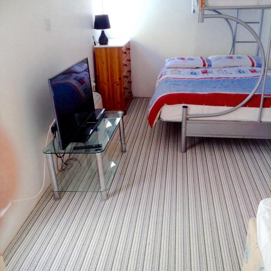 Barbie House ,Opposite The Beach & Paignton Pier , 2 Bedroom Apartment With Private Car Space & Garden , Free Access Next Door To The Stunning Ballet & Make Up School & A Beautiful Ladys Beauty Salon (Adults Only) Ngoại thất bức ảnh
